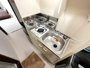 キッチンには冷蔵庫、ケトル、炊飯器、調理器具を完備。ホテルと違い自炊できるのでで長期ご利用のお客様でも安心ですね！三重県桑名駅前ウィークリーマンションの強みです♪