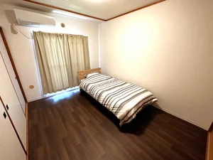 寝室は独立してございます。ベッドはシングルサイズです。