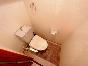 【トイレ画像】ウォシュレット付トイレです(*^^)v清掃道具もご用意しております☆彡岐阜駅前（北口）ウィークリーマンションでは標準設備です♪物件によっては２名以上での利用が可能な物件もあります♪
