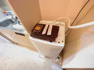【洗濯機画像】ホテルと違い洗濯機がある生活は良いですね♪7日以上の利用なら岐阜駅前（北口）ウィークリーマンションをご利用下さい★洗濯洗剤も完備‼