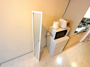 【冷蔵庫・電子レンジ】ホテルと違い岐阜駅前（北口）ウィークリーマンションでは標準設備♪一人暮らしに適した冷蔵庫なので1週間以上の暮らしに最適★お客様の声から今の形になりました。