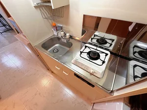 キッチンには冷蔵庫、ケトル、炊飯器、調理器具を完備。ホテルと違い自炊できるのでで長期ご利用のお客様でも安心ですね！岐阜駅前（北口）ウィークリーマンションの強みです♪