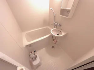 【高松市（瓦町駅前）ウィークリーマンションバス画像】高松市（瓦町駅前）マンスリーマンションでは、バスルームにも多数の備品を設置。シャンプー、トリートメント、ドライヤーは標準設備♪