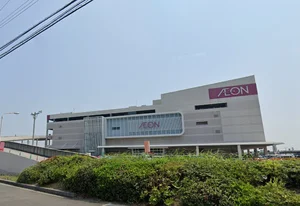 アウトレットイオンモールまで車で15分、5.9km。