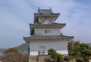 丸亀城まで車で40分、27.5km。