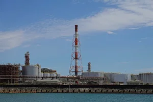 コスモ石油 四日市製油所まで車で15分