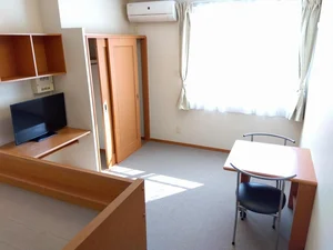 愛媛県のレオパレスセンター高松のマンスリーマンション・ウィークリーマンション「レオパレスラクティ 212(No.718115)」メイン画像