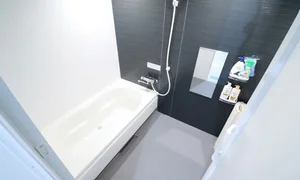 モダンなアクセントパネルが高級感を醸し出すバスルーム。大分の街での多忙なビジネスシーンを忘れさせる、あなただけのプライベートスパ空間です。