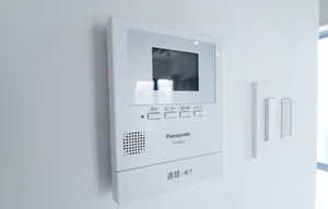 来訪者の顔を鮮明に映し出すカラーモニター付インターホン。不審な勧誘や予期せぬ訪問を事前に確認できる、都市生活の必須防衛ラインです。