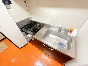 【キッチン画像】岐阜駅前ウィークリーマンション♪冷蔵庫、電子レンジ、炊飯器、ケトル、調理器具や食器類もご用意しております。利用した初日から自宅感覚で調理が可能です(^^♪