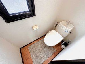 【トイレ画像】ウォシュレット付トイレです(*^^)v清掃道具もご用意しております☆彡岐阜駅前ウィークリーマンションでは標準設備です♪物件によっては2名以上での利用が可能な物件もあります♪