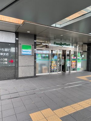 ファミリーマート 岐阜駅前店まで徒歩8分