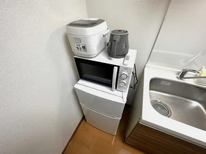 【冷蔵庫・電子レンジ】ホテルと違い岐阜駅前ウィークリーマンションでは標準設備♪一人暮らしに適した冷蔵庫なので1週間以上の暮らしに最適★お客様の声から今の形になりました。