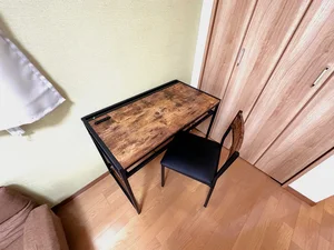 テレビ、ソファー、空気清浄機、テーブル、ゴミ箱、掃除機やパラソルハンガー、DVDプレイヤーも完備!!岐阜駅前ウィークリーマンション岐阜駅前マンスリーマンションは長期、中期、短期宿泊に適した室内となっております。