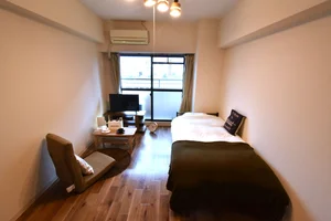 テレビ付きで休日や仕事帰りの娯楽に! エアコン付きで一年をとして快適にお過ごしいただけます。