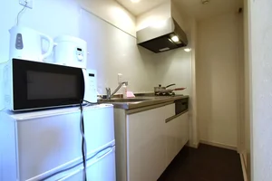 冷蔵庫・電子レンジ・電気ケトル・炊飯器など家電あり！　一人暮らしに必要な家電類が標準化されたお部屋！