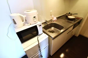 システムキッチンで自炊も可能　キッチン調理器具やキッチン備品なども多数あり！　食材ご用意いただければ即日自炊可能となっております。