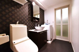 温水暖房便座付・独立洗面台付で朝自宅やお風呂上りに便利！　タオルや洗剤類もご用意しているので　毎日清潔にお使いいただけます。