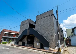 敷地内ゴミ捨て場あり！　朝の忙しい時間帯でも楽々ごみ捨てしていただけます！