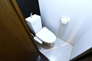 温水暖房便座付きでトイレも快適に！　トイレブラシや洗剤もご用意してますので清潔に保っていただけます。