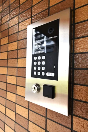 オートロック付きで鍵にて解除　セキュリティ面に考慮されていて　安心安全な物件！