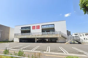 ユニクロ 白壁店まで車で12分。