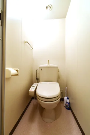 バストイレ別 温水洗浄便座付き トイレブラシや洗剤もご用意してますので清潔に保てます!