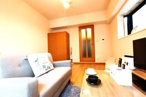 テレビ・DVDにて休日もゆっくりお過ごし可能! ローテーブルありで作業も可能!