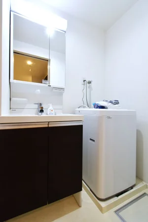 独立洗面台付で朝自宅やお風呂上りに便利！　洗濯機で衣服やリネン類洗濯できるので長期滞在でも安心！