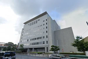 豊田市役所まで車で6分。