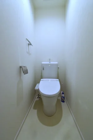 温水暖房便座付　愛好家には必須アイテム！　トイレブラシ・洗剤等もご用意ございます！