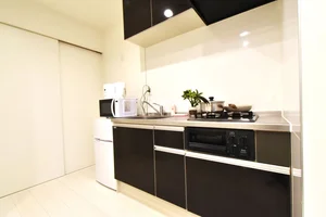 システムキッチンで自炊も可能で　十分すぎる広さも確保♪　調理器具や食器類も豊富にご用意！