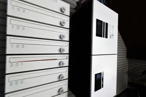 郵便ポストダイヤル式で郵送物などの受け取り可能で　宅配BOXもあり　ネット購入やSNS購入などでとても便利なアイテム！