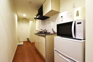 廊下長めで　システムキッチン　冷蔵庫・電子レンジ・電気ケトル・炊飯器など　多種多様な家電を取り揃えております！
