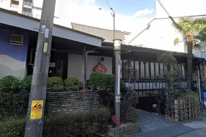 だるままで徒歩11分。