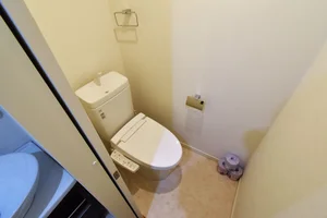 温水暖房便座付　快適空間！　トイレットペーパーはもちろん　トイレブラシや洗剤も標準品で清潔に保っていただけます！