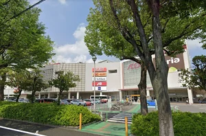 イオンモール熱田まで車で13分。