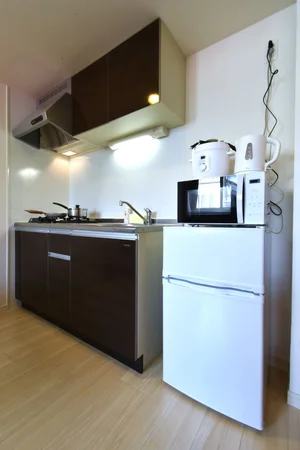 システムキッチンで自炊も可能で　充実のキッチン用具！　冷蔵庫や電子レンジなど充実の家電！