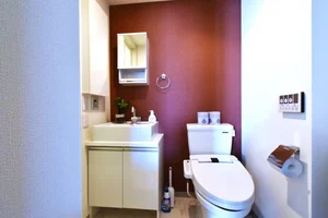 温水暖房便座付きで　朝自宅にも便利な洗面付！　壁紙もおしゃれ♪　女性にもおすすめ！