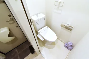 温水暖房便座付、 愛好家に必須アイテム!トイレットペーパーたトイレ洗剤・ブラシなどもご用意!