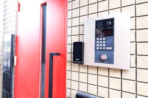 オートロック付・郵便受けも完備