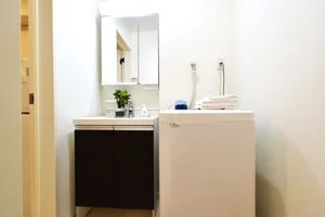 洗濯機置き場ありで 汚れた衣類や匂いもないように 快適に定期的に洗濯を!ホテルとは違いコインランドリーで別途料金無し!