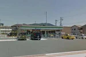 ファミリーマート 蒲郡港町店まで徒歩5分。