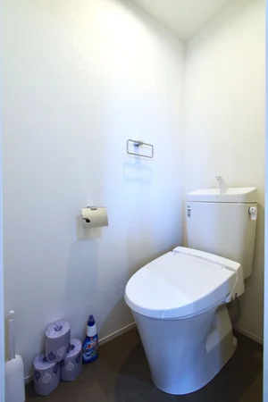 トイレットペーパーやトイレ洗剤・ブラシなどあり！　長期滞在でも清潔に保てます。