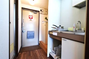 システムキッチンで自炊も可能で　キッチン調理器具やコップやスプーン・箸など揃っている！