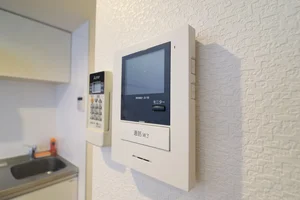 不審者の侵入や不要なセールスを未然にシャットアウトする、安心のTVモニター付きインターホン。室内にいながら来客者の顔と声を一目で確認できるため、初めての豊田市滞在や、女性の単身出張・赴任であっても、最高水準のセキュリティをお約束します。