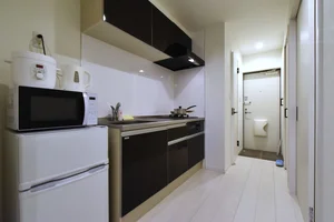 システムキッチンで自炊も可能で十分な料理スペースに調理器具なども充実!