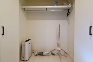 空気清浄機や掃除機・室内物干しなど家電類も多数あり! 収納も広々お使いいただけます!