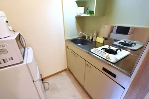 システムキッチン　ガス子1口コンロ付で　食器類なども箸やスプーン・フォークやお皿・ボールなど豊富！　キッチンスペースが独立していて料理しやすい！