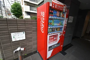 自動販売機あり！　コンビニに行かずに飲み物が購入できて便利！